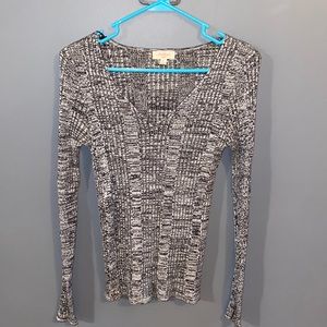 Black and white fitted sweater Like New